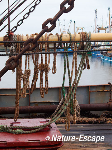 Touwen, kettingen en kabels, aan boord van vissersboot, haven Lauwersoog 1 0500113