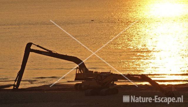 Kranen bij ondergaande zon strand WaZ 1