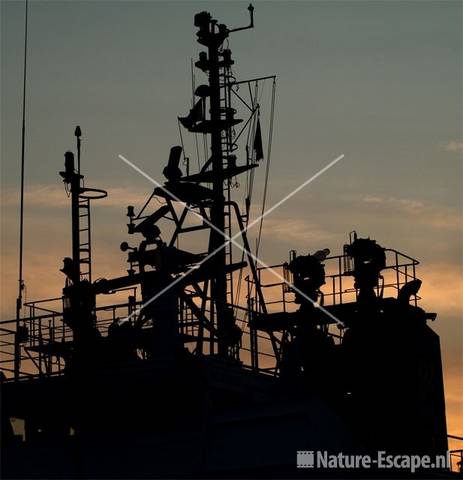 Opbouw sleepboot Smit Madura tegenlicht ondergaande zon haven IJmuiden