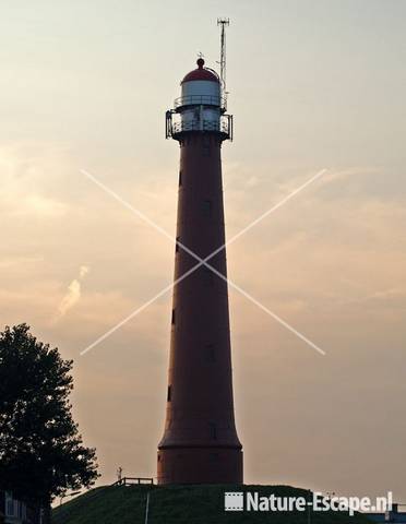 Vuurtoren vissershaven IJmuiden bij ondergaande zon