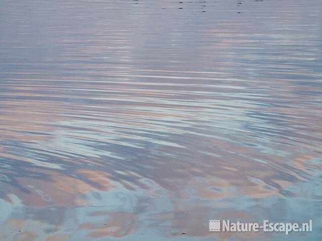 Weerspiegeling, reflectie, wolken in rimpelingen in water, Hijm NHD Castricum 1 260909