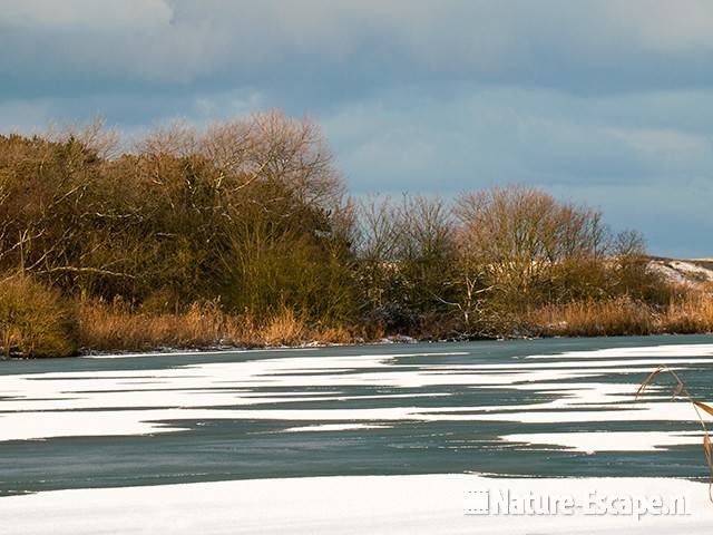 Patronen van sneeuw op het Hoefijzermeer, NHD Castricum 1 020110