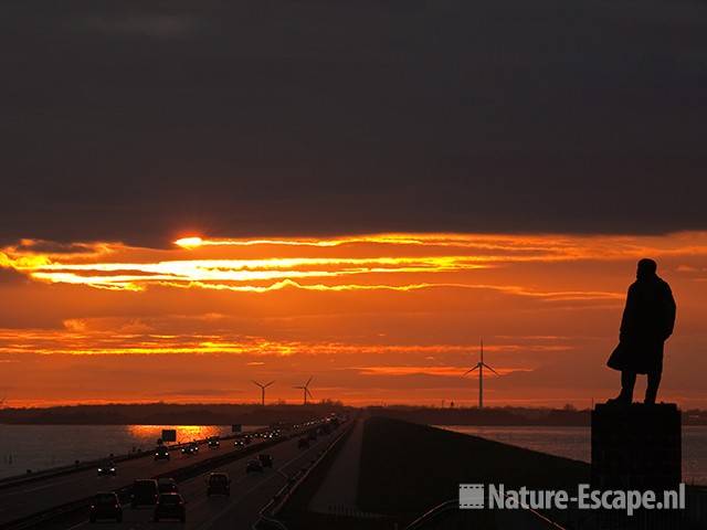 Zonsondergang boven de Afsluitdijk 1 111209