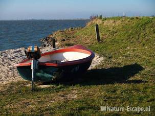 Bootje op kust onder de dijk op Marken 1