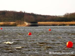 Drijvende observatiehut en boeien eerste meer Zwanenwater